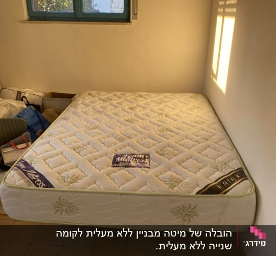 מזרן מונח על רצפה ליד חלון עם אור שמש